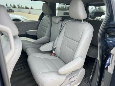 Used 2018 Toyota Sienna XLE w/ XLE Navigation Package FWD image 15