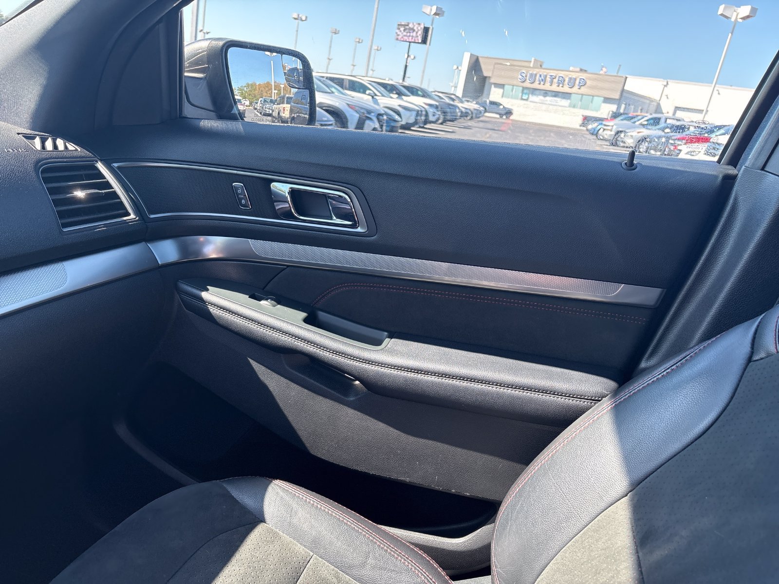 Used 2018 Ford Explorer XLT w/ Equipment Group 202A AWD/4WD image 22
