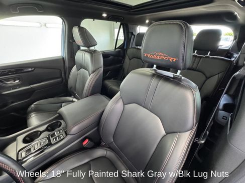 Used 2023 Honda Pilot TrailSport image 12