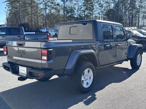 Used 2022 Jeep Gladiator Sport image 3