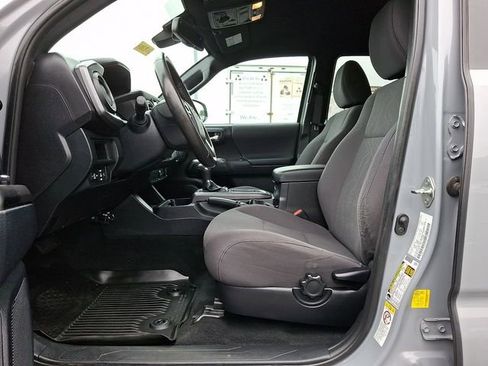 Used 2018 Toyota Tacoma TRD Off-Road AWD/4WD image 15