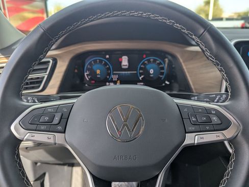 Used 2025 Volkswagen Atlas SE image 29