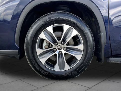 Used 2024 Toyota Highlander XLE FWD image 11