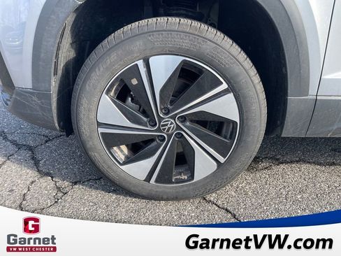 Used 2024 Volkswagen Taos SE image 11