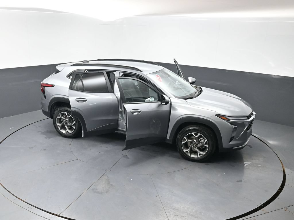 Used 2025 Chevrolet Trax LT FWD image 58