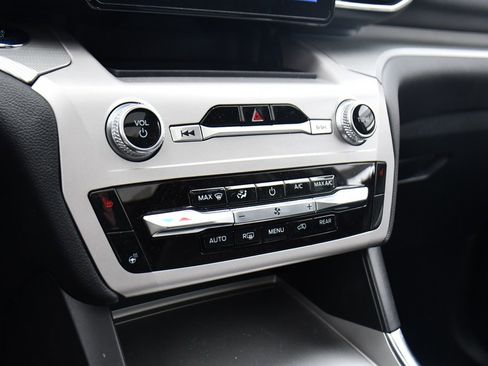 Used 2023 Ford Explorer XLT w/ Equipment Group 202A image 32