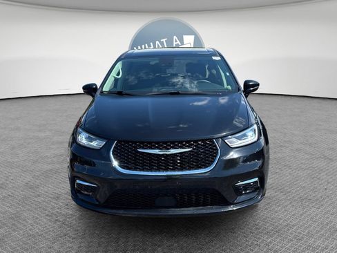 Used 2024 Chrysler Pacifica Touring-L FWD image 9
