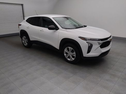 Used 2025 Chevrolet Trax LS FWD image 11
