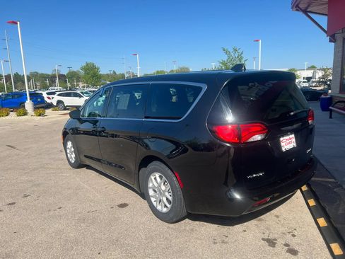 Used 2024 Chrysler Voyager LX FWD image 5
