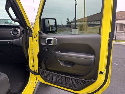 Used 2023 Jeep Wrangler Unlimited Rubicon 4xe w/ Cold Weather Group AWD/4WD image 26