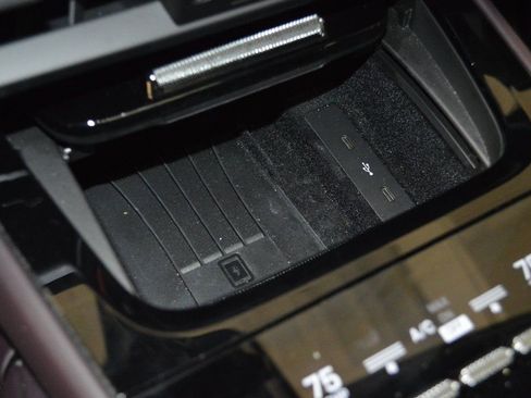 Certified 2025 Porsche Cayenne Coupe image 33