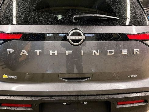 Used 2025 Nissan Pathfinder S image 29