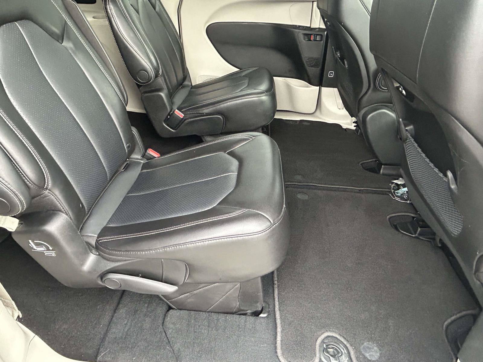 Used 2023 Chrysler Pacifica Touring-L FWD image 11