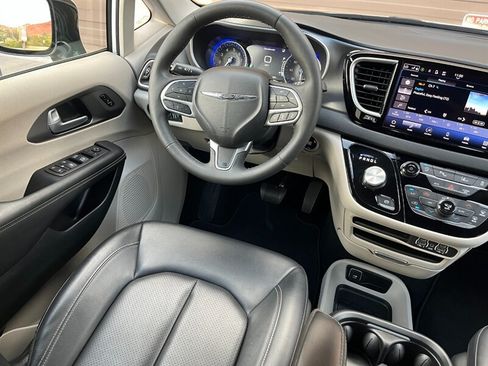 Used 2024 Chrysler Pacifica Touring-L FWD image 17