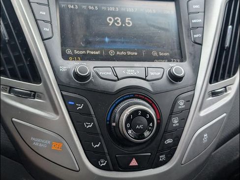 Used 2016 Hyundai Veloster FWD image 13
