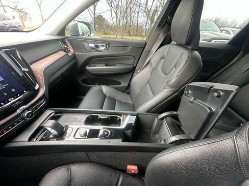 Used 2022 Volvo XC60 B5 Momentum w/ Climate Package image 24