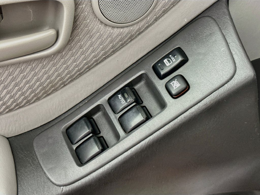 Used 2005 Toyota Highlander 4WD V6 w/ Appearance Pkg image 17