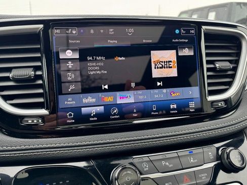 Used 2025 Chrysler Pacifica Limited image 21