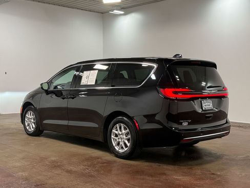 Used 2024 Chrysler Pacifica Touring-L image 5