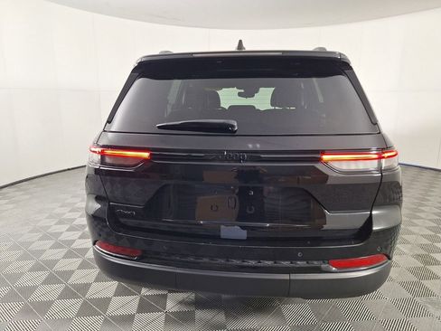 Used 2023 Jeep Grand Cherokee Altitude image 4