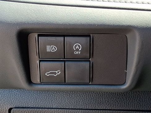 Used 2024 Toyota Highlander XLE AWD/4WD image 25
