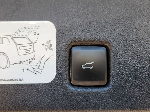 Used 2020 Ford Escape Titanium image 9