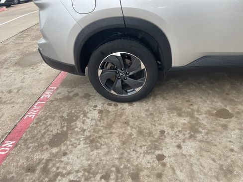 Used 2024 Nissan Rogue SV FWD image 8