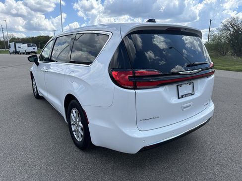 Used 2024 Chrysler Pacifica Touring-L FWD image 3