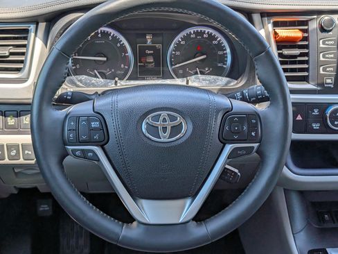 Used 2016 Toyota Highlander Limited Platinum FWD image 10