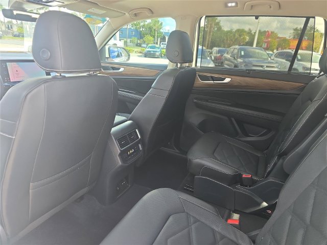 Used 2024 Volkswagen Atlas SE w/ Panoramic Sunroof Package FWD image 11