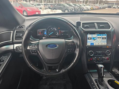 Used 2017 Ford Explorer XLT w/ Equipment Group 202A AWD/4WD image 13