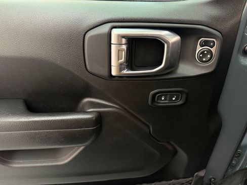 Used 2024 Jeep Wrangler Rubicon image 12