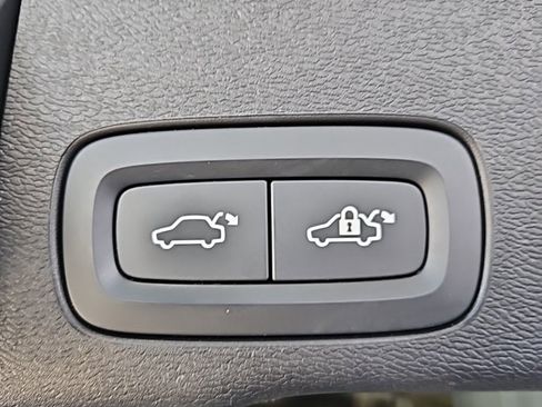 Used 2022 Volvo XC60 B5 Momentum image 20