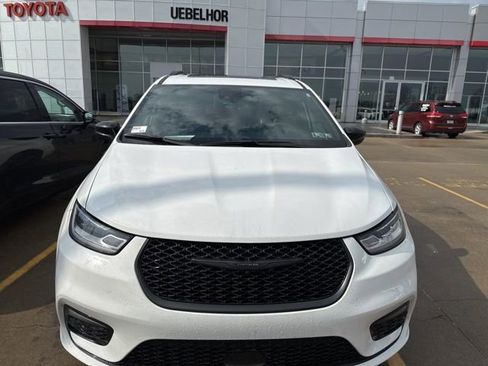 Used 2025 Chrysler Pacifica Limited image 38