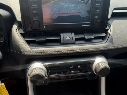 Used 2021 Toyota RAV4 LE FWD image 2