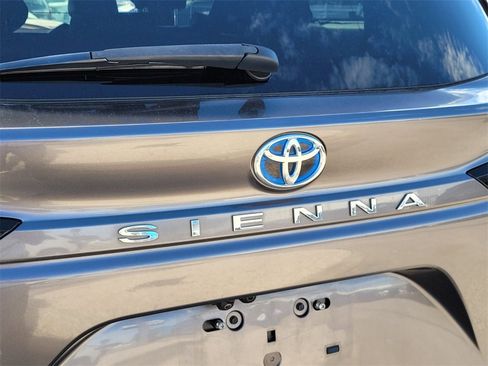 Used 2021 Toyota Sienna Platinum image 12