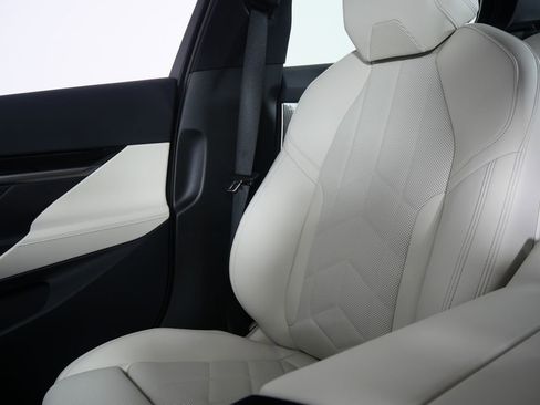 Used 2026 BMW 530i xDrive w/ M Sport Package image 23