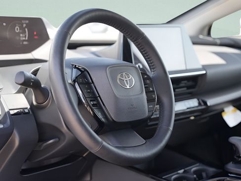 Used 2025 Toyota Prius XLE FWD image 22
