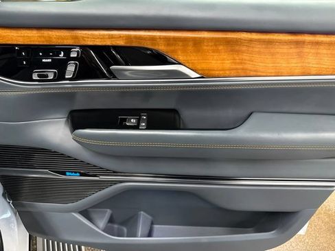 Used 2024 Jeep Grand Wagoneer Series III AWD/4WD image 28