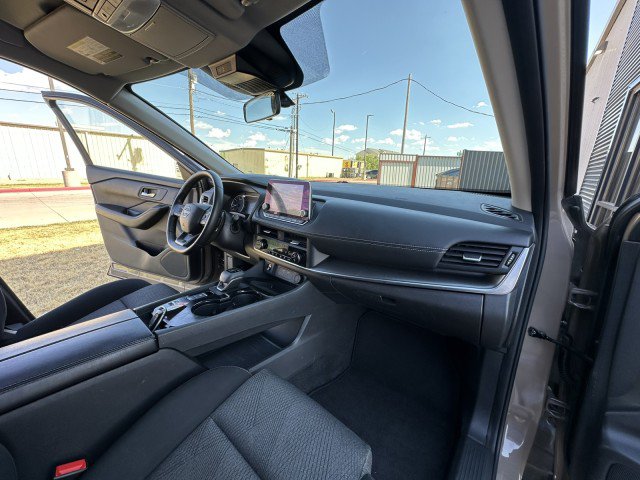 Used 2025 Nissan Rogue SV FWD image 16