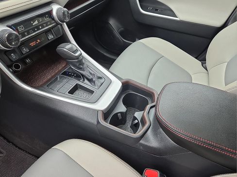 Used 2019 Toyota RAV4 Limited FWD image 10