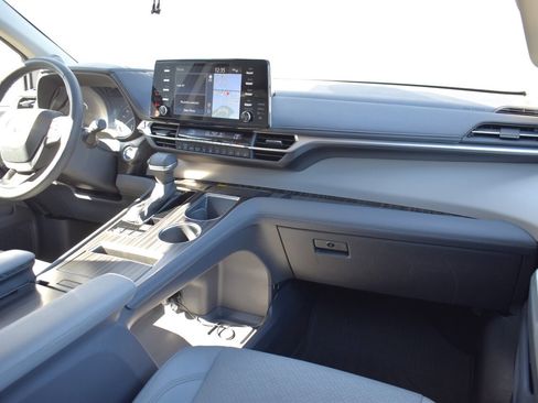 Used 2024 Toyota Sienna Limited image 13