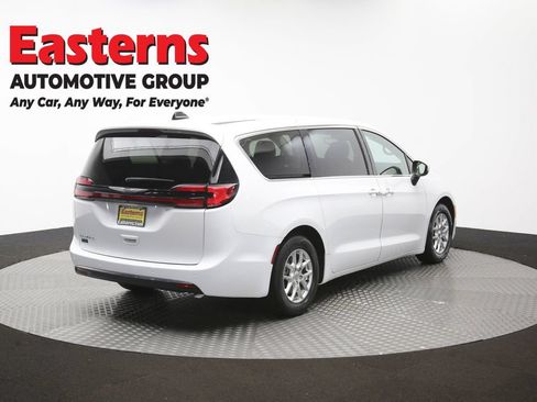 Used 2023 Chrysler Pacifica Touring-L FWD image 41