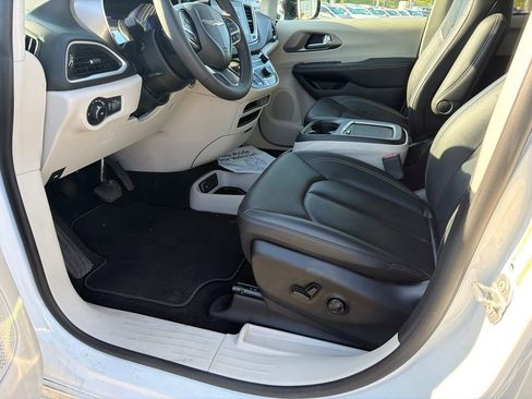 Used 2024 Chrysler Pacifica Touring-L FWD image 9