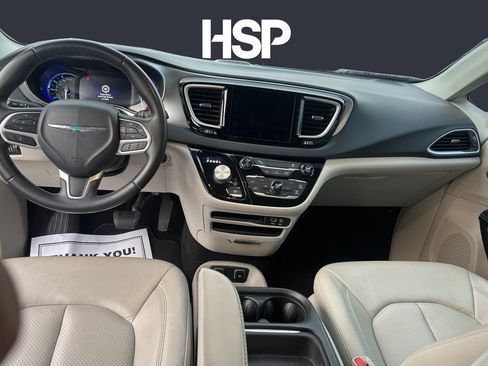 Used 2018 Chrysler Pacifica Touring-L FWD image 10