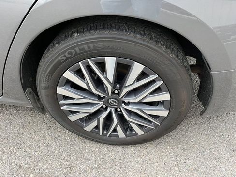 Used 2024 Nissan Altima 2.5 SV image 18