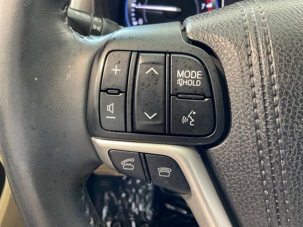 Used 2016 Toyota Highlander XLE AWD/4WD image 12