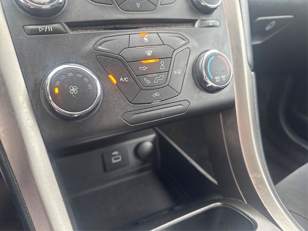 Used 2017 Ford Fusion SE FWD image 16