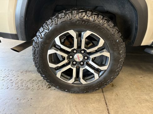 Used 2024 GMC Canyon AT4 w/ Technology Package image 32