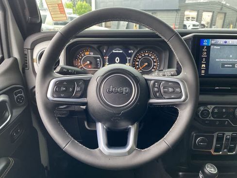 Used 2025 Jeep Wrangler Unlimited Sahara AWD/4WD image 19